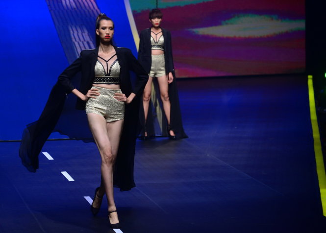 Thí sinh Hồng Xuân trong phần thi catwalk trong đêm chung kết Vietnam’s Next Top Model 2015 tối 11-10 - Ảnh: Quang Định