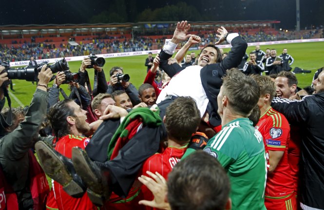 HLV Coleman được các học trò công kênh sau kỳ tích giành vé dự Euro 2016Ảnh: Reuters