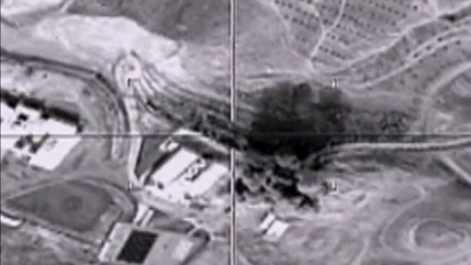 Khói đen bốc lên từ một địa điểm bị Nga đánh bom ở Syria - Ảnh: Reuters