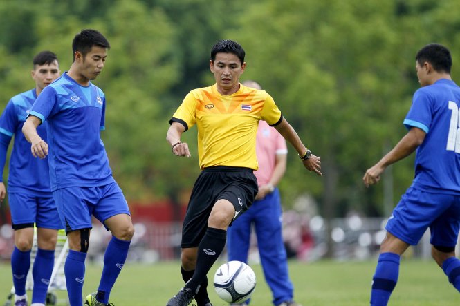 HLV Kiatisak (giữa) hướng dẫn các tuyển thủ Thái Lan trong buổi tập chiều 11-10 - Ảnh: Dương Minh