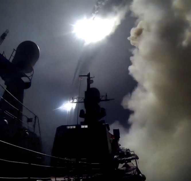 Tàu chiến Nga phóng tên lửa hành trình từ biển Caspian vào Syria Ảnh: AFP