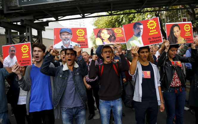 Người dân Thổ Nhĩ Kỳ diễu hành ở thủ đô Ankara để tưởng nhớ các nạn nhân vụ đánh bom - Ảnh: Reuters