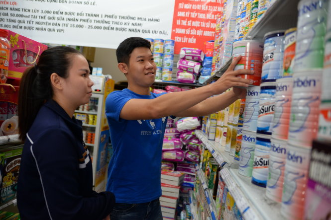 Người dân chọn mua sữa ngoại tại một cửa hàng bán sữa ở quận 3, TP.HCMẢnh: Hữu Khoa