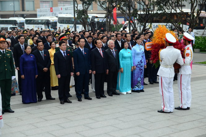 Các đại biểu tham dự Đại hội đại biểu Đảng bộ TP.HCM dâng hoa lên tượng đài Chủ tịch Hồ Chí Minh tại công viên tượng đài Chủ tịch Hồ Chí Minh, Q.1 sáng 13-10 - Ảnh: Quang Định