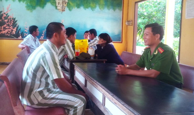 Thiếu tá Đặng Minh Hà trò chuyện với phạm nhân trong phòng thăm gặp - Ảnh: Hoàng Điệp