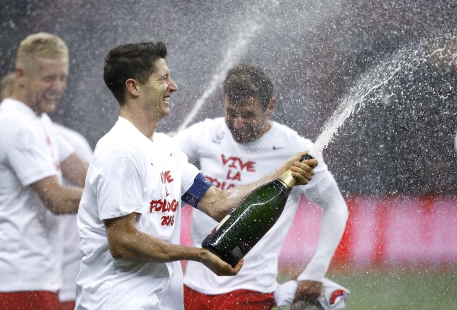 Lewandowski (giữa) ăn mừng đội nhà  thắng trận - Ảnh: Reuters