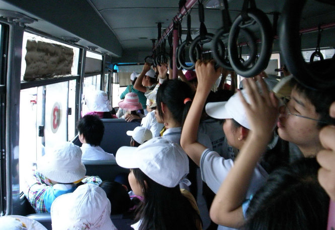 Nhiều người dân còn e ngại đi xe buýt vì thường bị tình trạng chật chội, trễ giờ.... - Ảnh: Nguyễn Công Thành