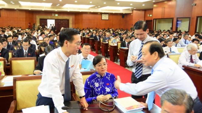Bí thu thành ủy TP. HCM Lê Thanh Hải trao đổi với các đại biểu trước khi diễn ra ĐH