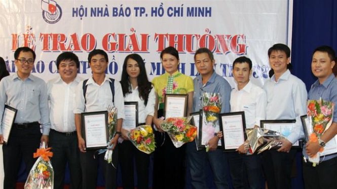 Các tác giả đoạt giải và đại diện Ban Biên Tập của báo Tuổi Trẻ tại buổi lễ trao giải - Ảnh: HỮU KHOA
