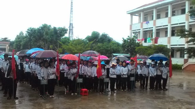 Giờ chào cờ của học sinh Trường THPT Võ Văn Kiệt. Trường chỉ tổ chức chào cờ 1 buổi/tháng, nhiều thời gian dành cho hiệu trưởng... giảng bài - Ảnh: B.D.