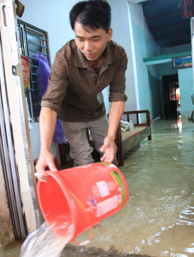 Nhà anh Bùi Văn Dũng trên đường ĐT601 bị ngập chỉ sau một trận mưa - Ảnh: Tr.Trung