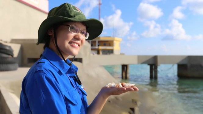 Nguyễn Đào Phương Thúy - một trong 10 thanh niên VN tiêu biểu - được chọn ra thăm đảo Trường Sa năm 2015 - Ảnh: P.TH