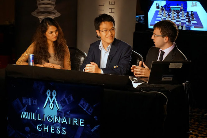 Quang Liêm (giữa) trả lời phỏng vấn ban tổ chức giải sau trận chung kết - Ảnh: millionairechess.com