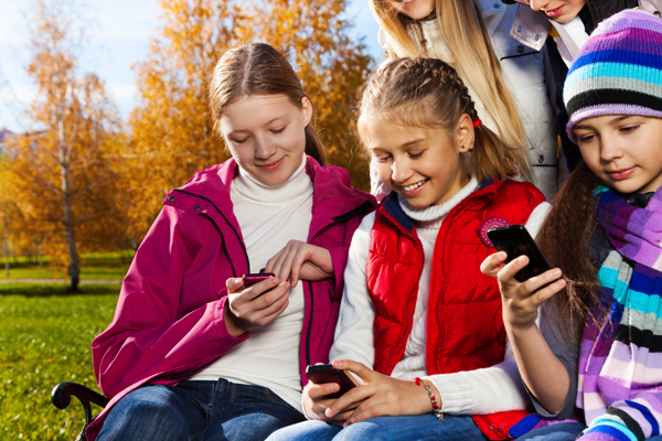 Ngày càng nhiều trẻ vị thành niên sử dụng điện thoại thông minh truy cập các mạng xã hội - Ảnh: uKnowKids