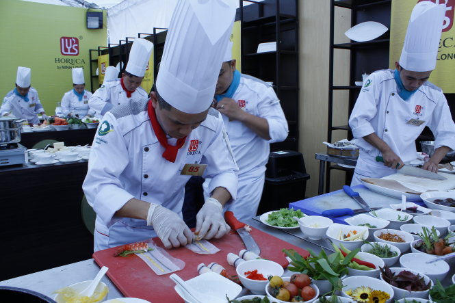 Đầu bếp Novotel Danang Premier Han River - giành giải nhì - chế biến món ăn tại vòng bán kết - Ảnh: Đức Triết