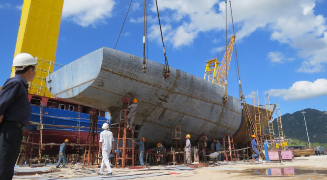 Tàu dịch vụ hậu cần vỏ thép mang tên Hoàng Sa đang được đóng tại Công ty TNHH một thành viên Đóng tàu Cam RanhẢnh: DUY THANH