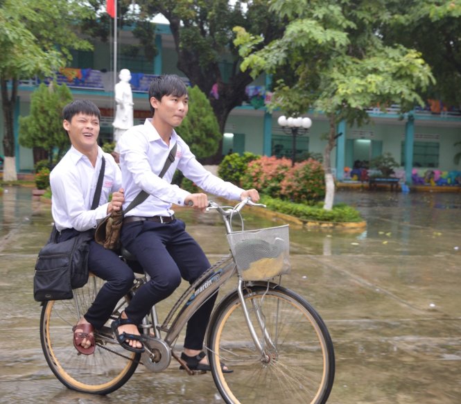 Ngày ngày, kể từ năm lớp 10, Khánh không quản nhọc nhằn chở Anh đến lớp bằng xe đạp - Ảnh: Thanh Ba
