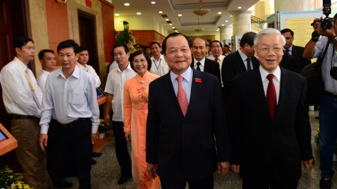 Tổng bí thư Nguyễn Phú Trọng (phải) dự Đại hội Đảng bộ TP.HCM sáng 14-10 - Ảnh: T.T.Dũng