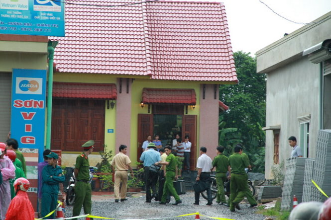 Cơ quan công an khám nghiệm hiện trường bên trong ngôi nhà bà Tý - Ảnh: Quốc Nam