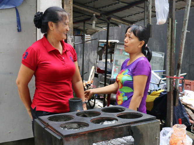 Chị Hồ Thị Phương (phải) đã có cuộc sống ổn định hơn từ sự hỗ trợ của Tổ dân phố nghĩa tình - Ảnh: Yến Trinh