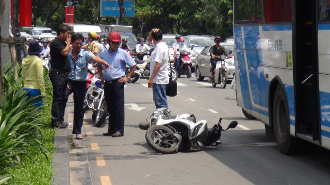 Hiện trường vụ tau nạn. Trong ảnh, tài xế (áo xanh, chỉ tay) đang trình bày nguyên nhân tai nạn với cơ quan chức năng - Ảnh: Hoàng Lộc