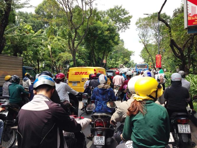Giao thông ùn tắc trên đường Phan Thúc Duyện - Ảnh : Đại Việt