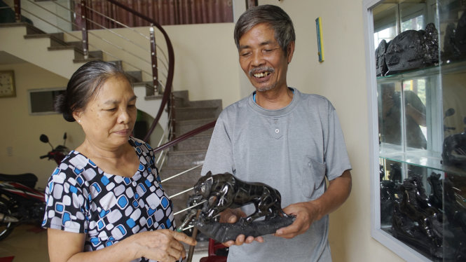 Vợ chồng bà Nguyễn Thị Nụ và ông Phạm Văn Toàn cùng các sản phẩm điêu khắc than đá đã hoàn chỉnh. Hai vợ chồng này là những người cao tuổi nhất ở Quảng Ninh còn duy trì nghề điêu khắc trên than đá - Ảnh: Đ.Hiếu