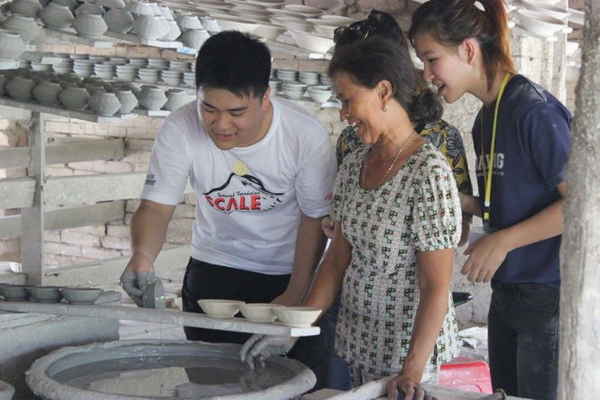 Sinh viên thử làm gốm sứ tại làng nghề ở Bình Dương - Ảnh: M.G.