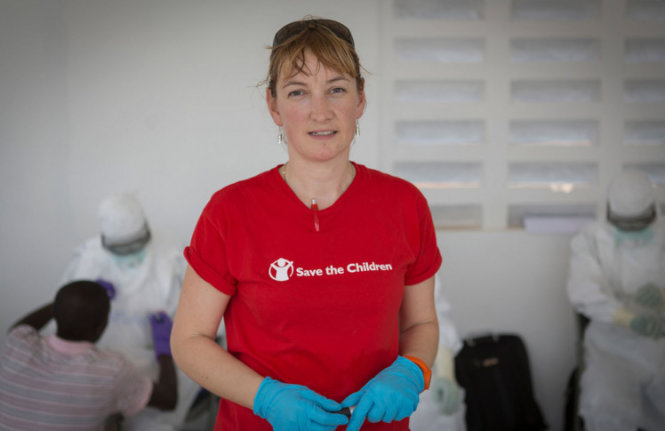Nữ y tá Pauline Cafferkey khi còn tham gia hỗ trợ chống dịch Ebola ở Sierra Leone - Ảnh từ YouTube