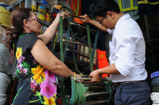 Người dân chung cư tìm mua thang dây thoát hiểm tại một cửa hàng trên đường Nguyễn Thái Bình, quận 1, TP.HCM - Ảnh: Tự Trung