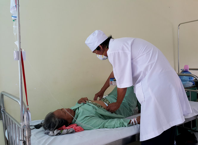 Bác sĩ kiểm tra sức khỏe bệnh nhân tại Bệnh viện Đa khoa tỉnh Vĩnh Long - Ảnh: Thúy Hằng