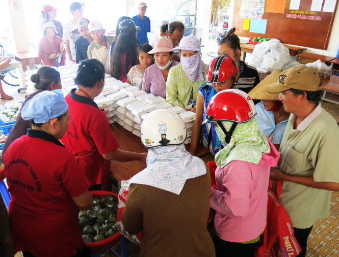 Người dân đến nhận cơm tại bếp cơm nghĩa tình phường Bình Trưng Đông, quận 2, TP.HCM - Ảnh: Mai Hương