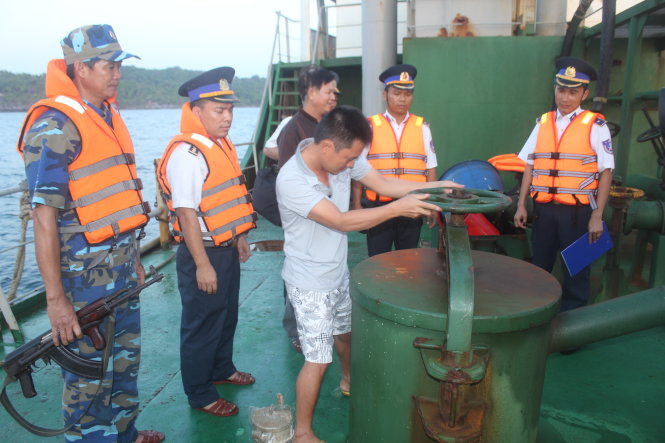 Cảnh sát biển bắt giữ, kiểm tra tàu dầu Haduco 01 - Ảnh: M.Tuấn