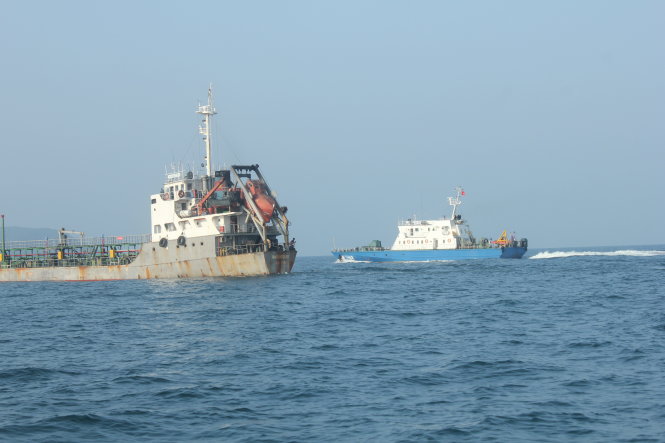 Tàu cảnh sát biển (phải) truy đuổi tàu buôn lậu - Ảnh: Minh Tuấn