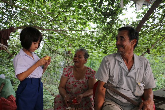 Ông Đực, bà Vĩnh hạnh phúc bên con gái 8 tuổi - Ảnh: Yến Trinh