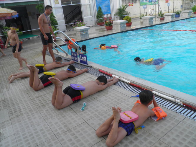 Học sinh tập các động tác kỹ thuật trên bờ - Ảnh: Dương Thế Hùng