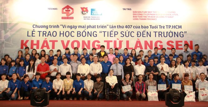 121 tân sinh viên bốn tỉnh Bắc Trung bộ nhận học bổng của báo Tuổi Trẻ sáng 16-10 - Ảnh: D.Hòa