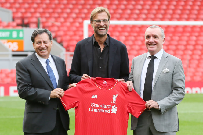 HLV Jurgen Klopp (giữa) trong ngày ra mắt Liverpool - Ảnh: AFP