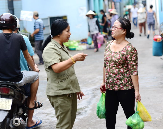 Bà Lê Kim Chung (trái) trò chuyện với một người dân trong khu phố 3 - Ảnh: Quang Định