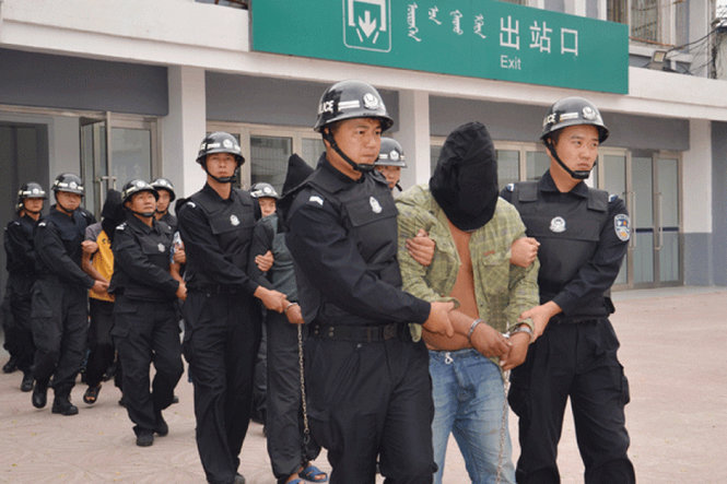 Cảnh sát Trung Quốc áp giải một băng nhóm buôn phụ nữ Myanmar vào Trung Quốc   - Ảnh: China Daily