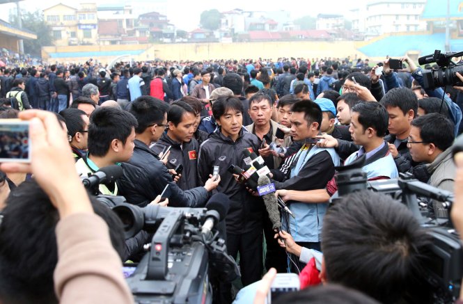 Nếu hợp tác tốt, truyền thông sẽ là một tác nhân thu hút người hâm mộ đến các sân bóng - Ảnh: Q.Minh