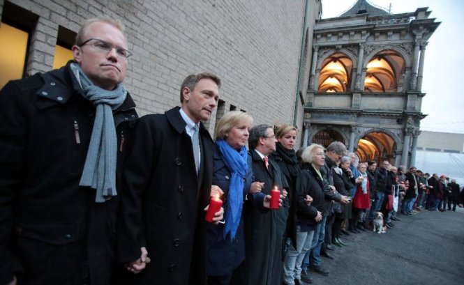 Dân chúng thành phố Cologne xếp hàng bày tỏ sự ủng hộ đối với bà Recker sau vụ tấn công - Ảnh: AFP