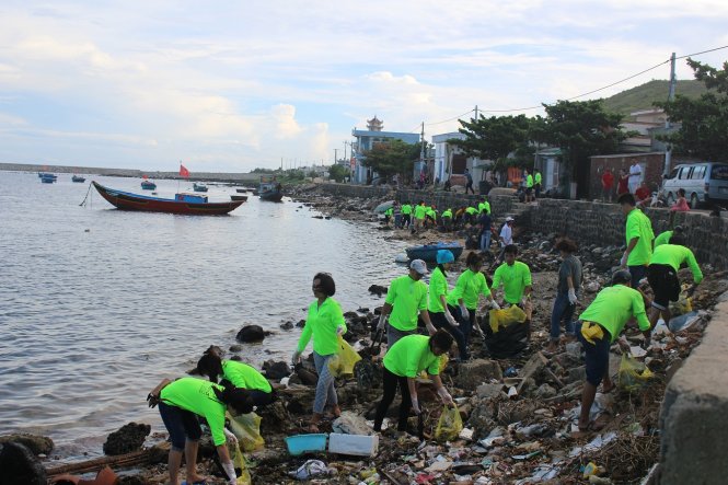 Những ụ rác dọc bờ biển Lý Sơn dần được dọn sạch từ đôi tay của du khách - Ảnh: T.Mai