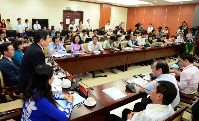 Ông Nguyễn Thành Phong trả lời câu hỏi của các phóng viên tại buổi họp báo sau phiên bế mạc đại hội - Ảnh: T.T.D.