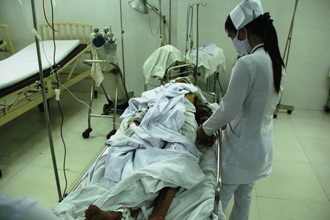 Bà Hanh bị heo rừng cắn nhiều vết đang được cấp cứu tại Bệnh viện Đa khoa Quảng Nam - Ảnh: CTV
