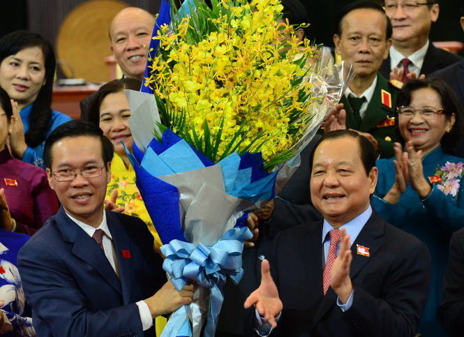 Ông Lê Thanh Hải, ủy viên Bộ Chính trị (phải), tặng hoa chúc mừng ông Võ Văn Thưởng, phó bí thư thường trực Thành ủy TP.HCM - đại diện Ban chấp hành Đảng bộ TP khóa X - Ảnh: T.T.D.