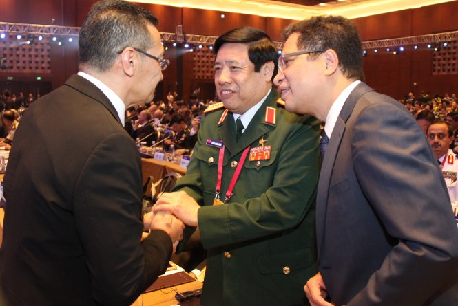 Đại tướng Phùng Quang Thanh trao đổi với Bộ trưởng Quốc phòng Ma-lai-xi-a tại Diễn đàn Hương Sơn lần thứ 6 (Ảnh: Bảo Trung)
