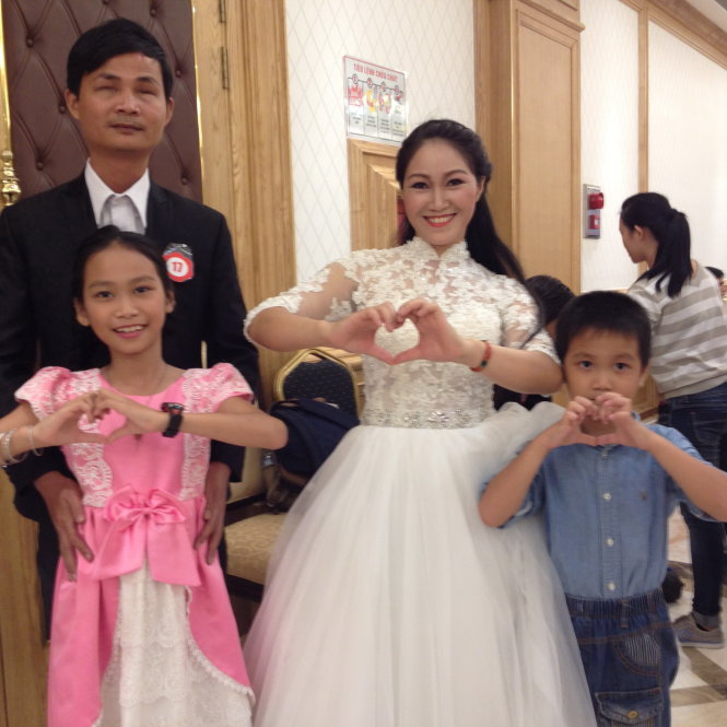 Chị Nguyễn Thị Bạch Tuyết và anh Nguyễn Tấn Luật cùng hai con nhỏ trong ngày thử áo cưới - Ảnh: K.ANH