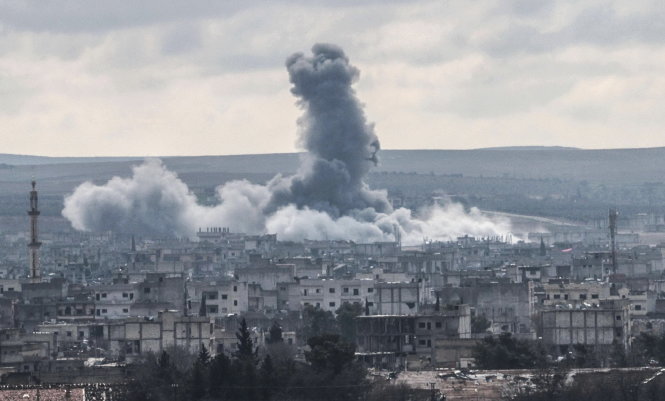 Khói bốc lên từ thị trấn Kobani ở Syria, nơi liên quân Mỹ không kích một mục tiêu IS - Ảnh: AFP/Getty Images