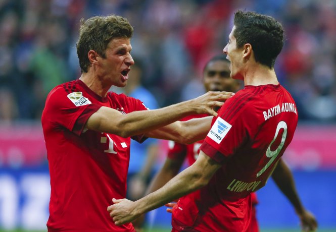 Quá khó để cản hai chân sút đang có phong độ cực cao là Lewandowski (phải) và Thomas Muller - Ảnh: Reuters
